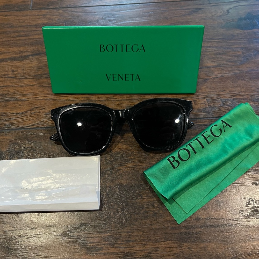 Bottega Veneta Black Sunglasses with Green Case